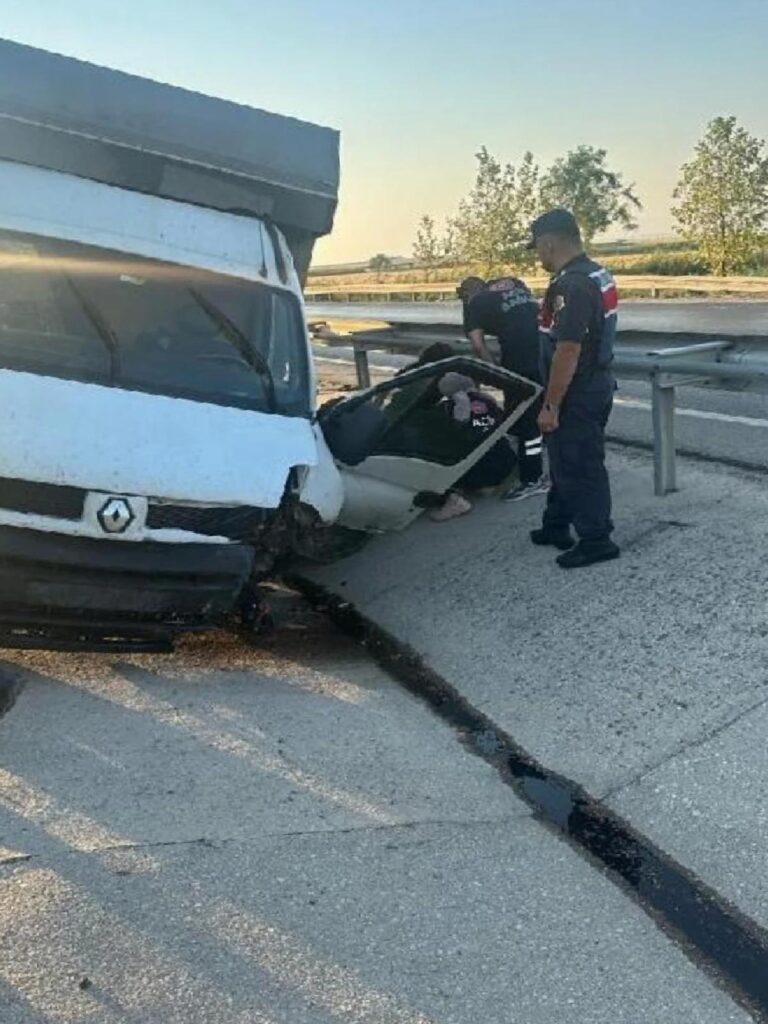 Karacabey’de kamyonet su kanalına devrildi: 1 meyyit