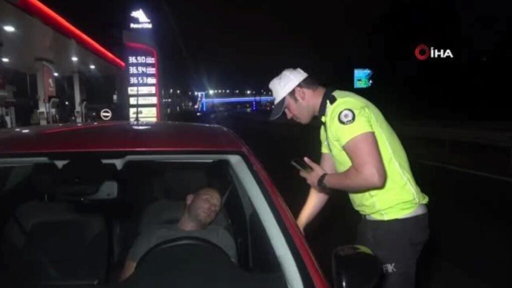 Kimi araba salladı, kimi cama vurdu: Şoför 3 saatin akabinde zahmetle uyandı