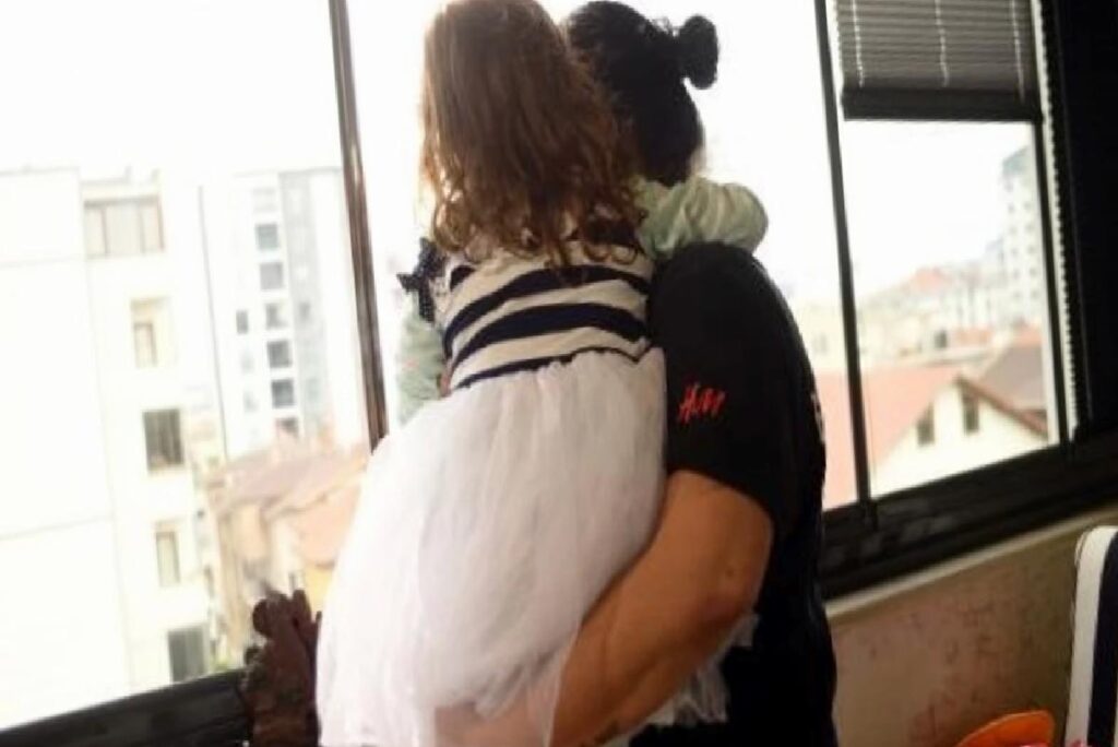 Konut hapsindeki annesi, babasını bıçaklayınca 3 yaşındaki kız devlet muhafazasına alındı