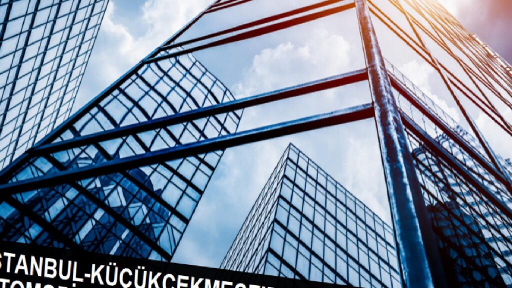 Küçükçekmece’de Aksi İstikamette İlerleyen Araba Dereye Uçtu: 8 Yaralı