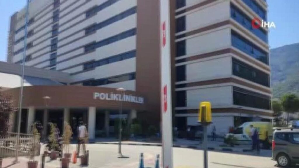 Manisalı hemşireden, Obezite Okuluna gelerek zayıflayan hastalarına çiçekli motivasyon