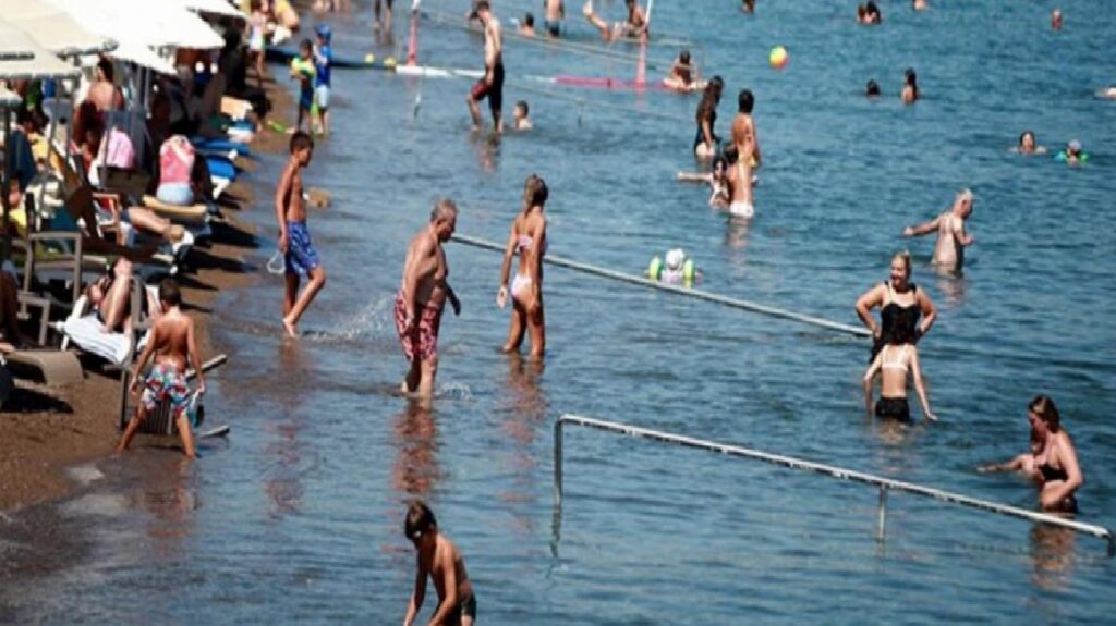 Meteoroloji’nin “fırtına” ihtarının akabinde 3 kentte denize girmek yasaklandı