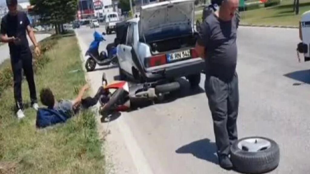 Motosiklet arıza yapan aracın altına girdi: 1 yaralı