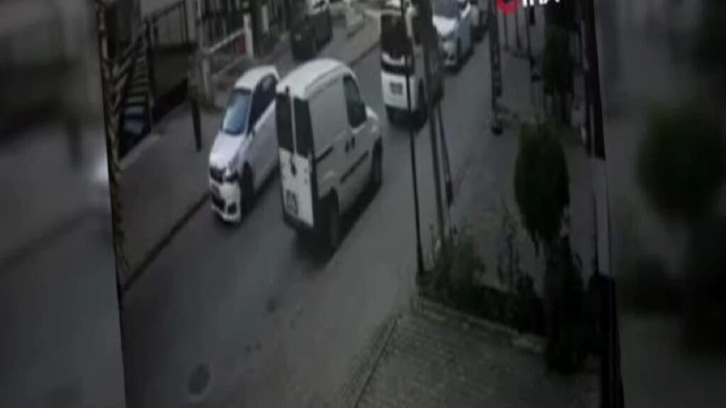 Motosiklet şoförüne çarpıp bu türlü kaçtı… O anlar kamerada