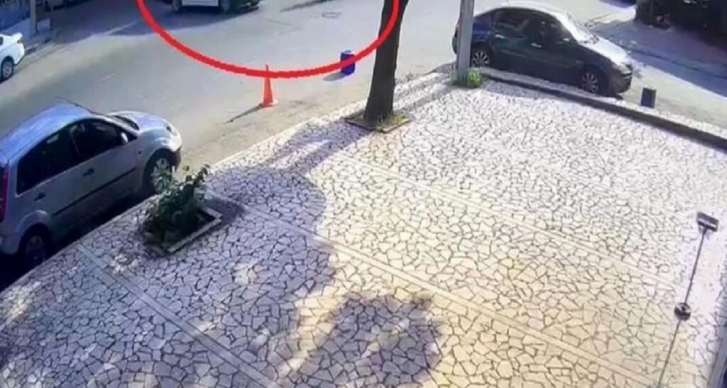 Motosikletteki iki genç bu türlü mevtten döndü