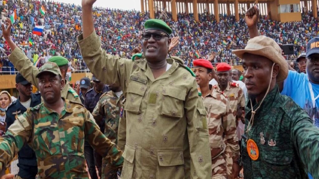 Nijer’de cuntaya verilen 1 haftalık mühlet doldu! Karşılık olarak on binlerce kişi stadyumu doldurarak darbeye dayanak verdi