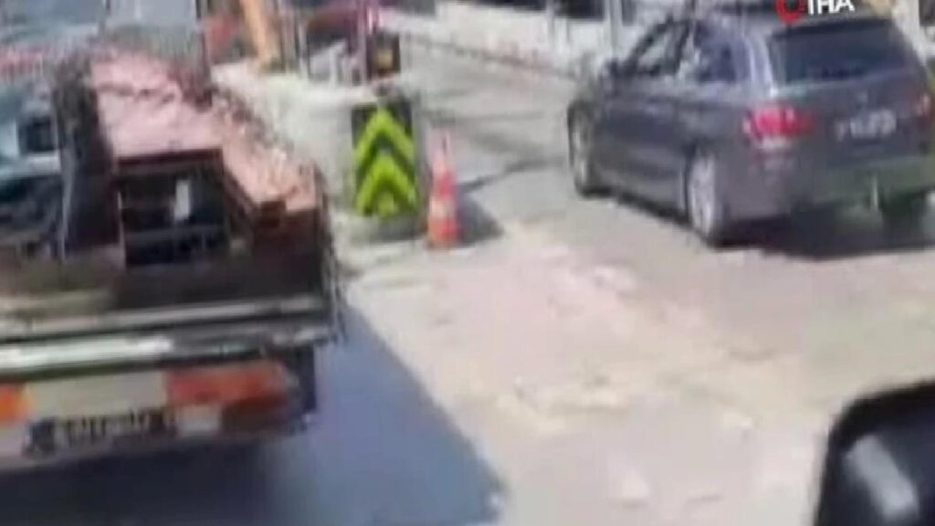 Otoyolda gişe değiştiren araba trafiği tehlikeye düşürdü