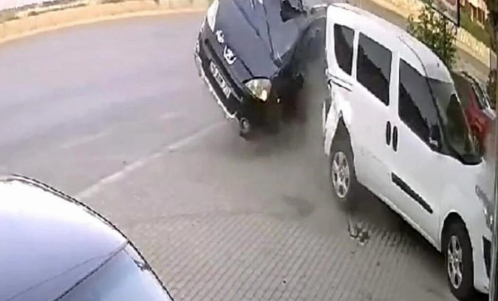 Park halindeki 3 arabaya çarpan aracın imajları güvenlik kamerasına yansıdı
