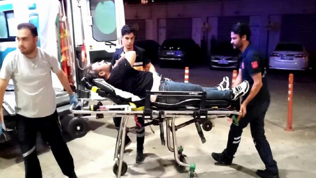 Parkta iki küme ortasında bıçaklı hengame: 3 yaralı