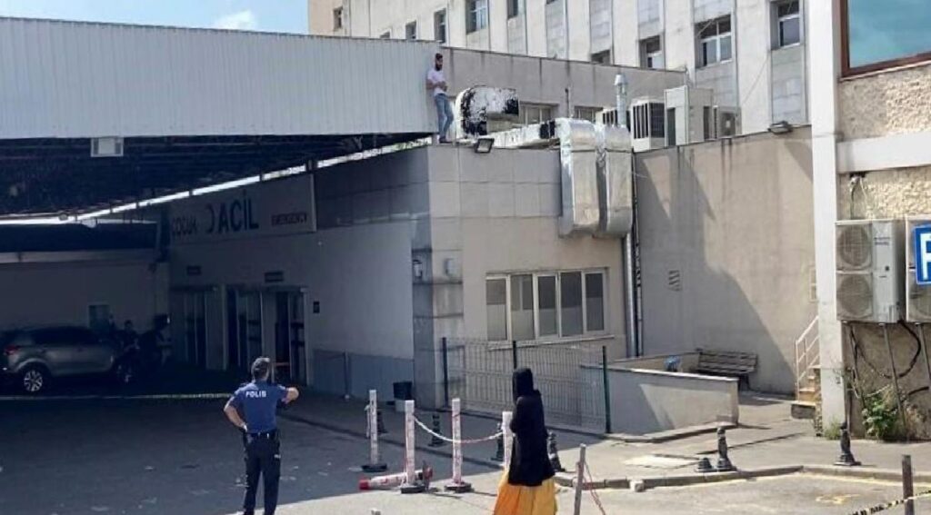 Pendik’te Araba Anahtarı Kaybolan Şahıs Çatıya Çıkarak İntihara Kalkıştı