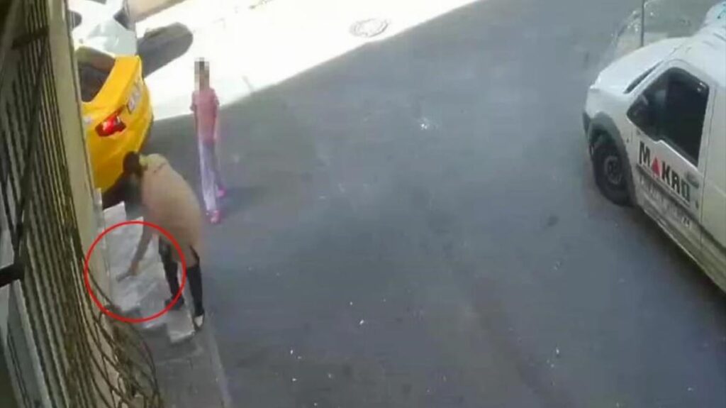 Pes dedirten hırsızlık! Taksiden indi, düşen telefonu alıp tekrar yoluna devam etti