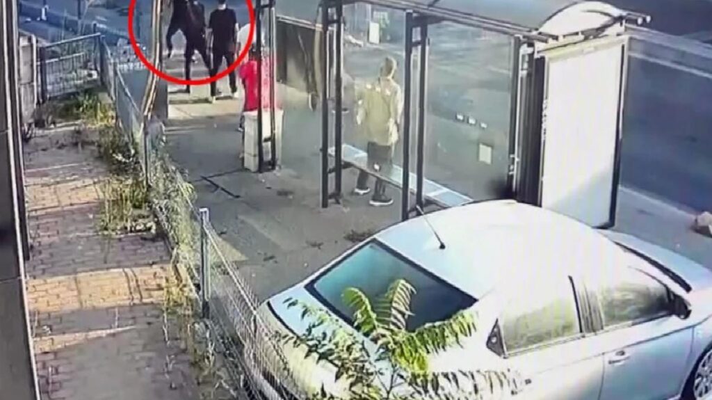 Polis memuru, vatandaşlara bıçak sallayan magandayı bu türlü vurdu! O anlar kamerada