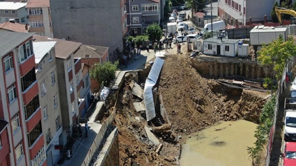 Sarıyer’de inşaat temel hafriyatı sırasında yol çöktü: Etraf binalar tahliye edildi