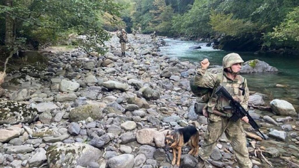 Son Dakika! Yunanistan’a yasa dışı geçmeye çalışan 6’sı FETÖ mensubu 25 kişi yakalandı