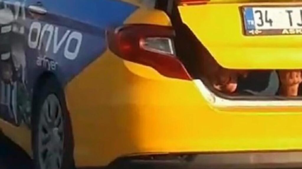 Taksicilerin olaysız günü yok! Bagajdaki kişiyi görenler telefona sarıldı