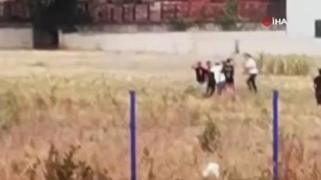 Tarlada çıkan yangın ortalığı boks ringine çevirdi