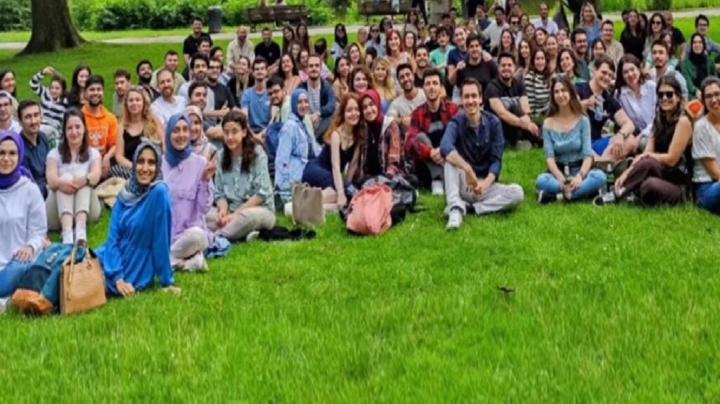 Toplumsal medyada tartışma yaratan fotoğraf! “Sayımız süratle artıyor” diye paylaştılar