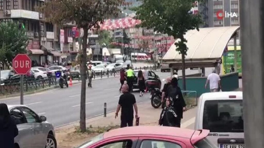 Trafik polisinden örnek davranış kamerada…Otomobil arızalandı, vatandaşla birlikte aracı itti
