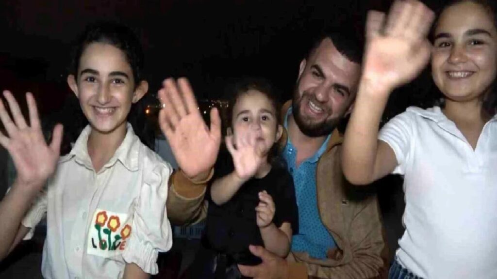 Uludağ’da Maskot Haline Gelen Ayı Ailesi Karpuzla Beslendi