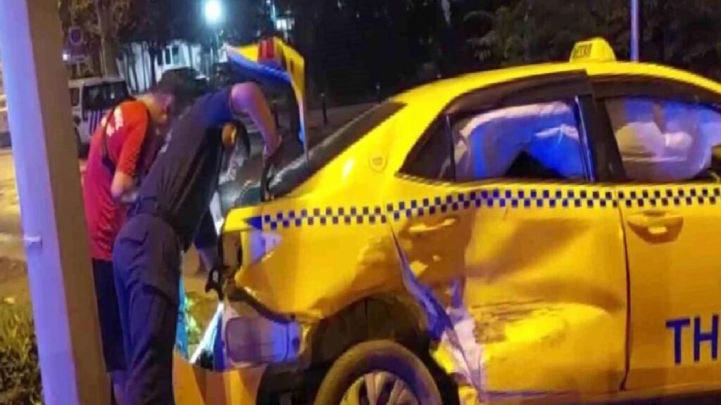 Üsküdar’da dolmuş ve taksinin çarpışması sonucu 3 kişi yaralandı