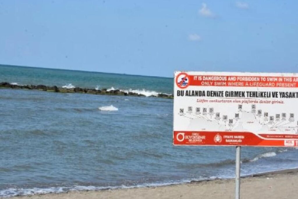 Yasak Bölgede Denize Giren Bayanlar Akıntıya Kapıldı