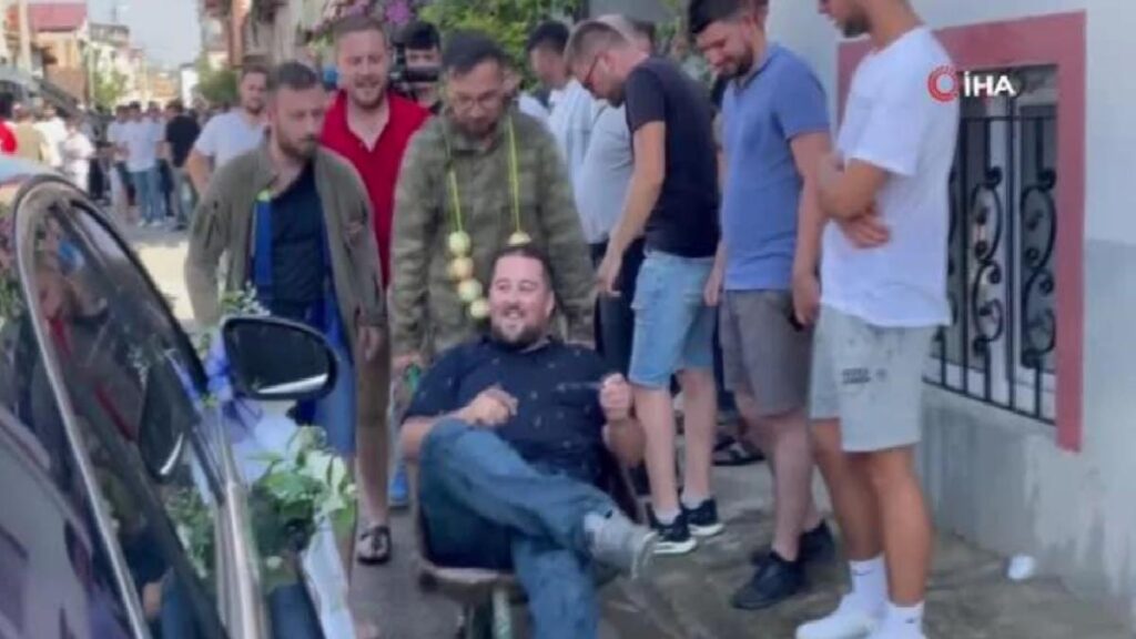 Yok bu türlü gelenek: Damadı vinçe asıp su dolu depoya soktular, 20 damacana taşıtıp soğan yedirdiler