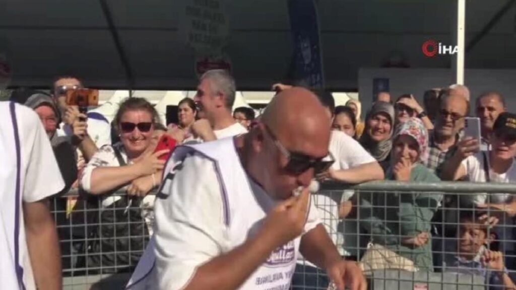 6 dakikada 44 dilim baklava yiyen tam altın kazandı