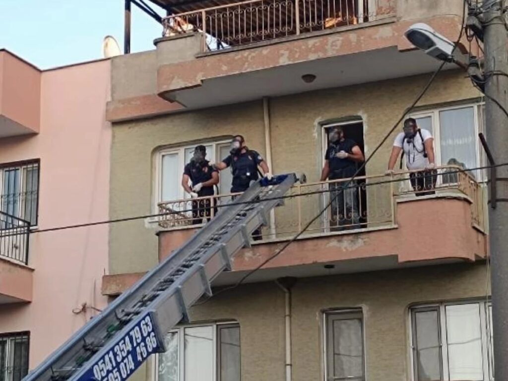 Ağır kilolu adamın konutundan çıkarılması yük asansörü ile yapıldı