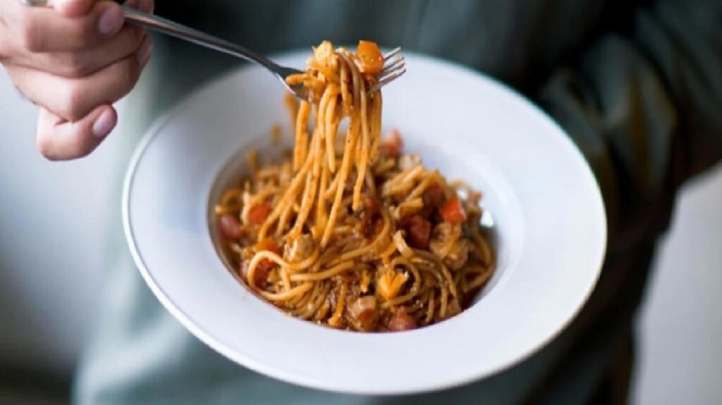 Akşam yemeğinde dışarda kalmış makarna yiyen öğrenci hayatını kaybetti