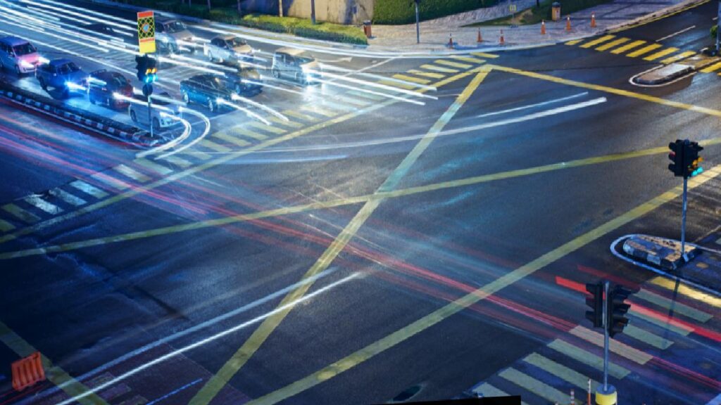 Alkollü şoföre ilişkin hafriyat kamyonu yan yattı