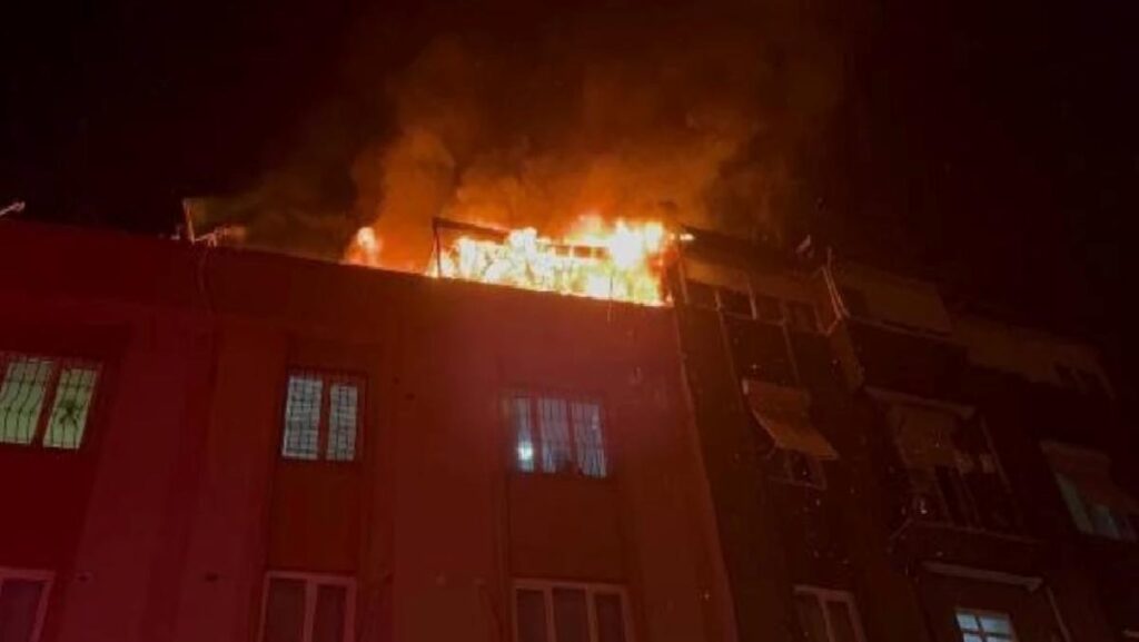 Antalya’da 4 Katlı Apartmanın Çatı Katında Yangın Çıktı