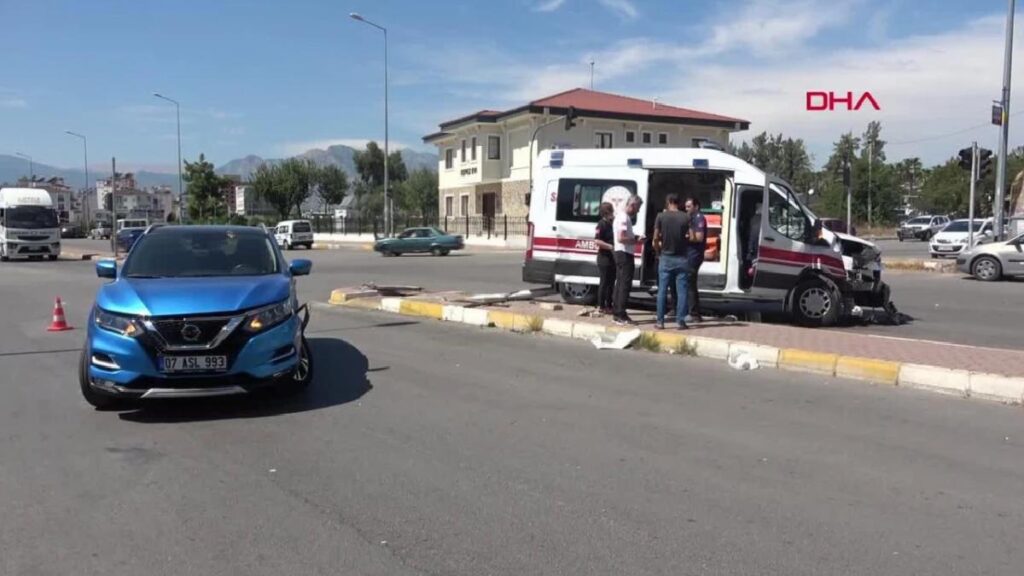 Antalya’da Ambulans ile Cip Çarpıştı: 1 Yaralı