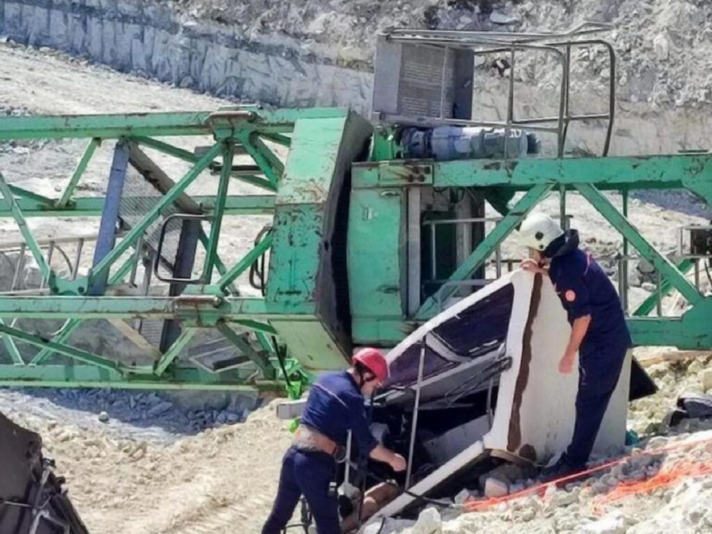 Arnavutköy’de kule vinç devrildi, operatör hayatını kaybetti