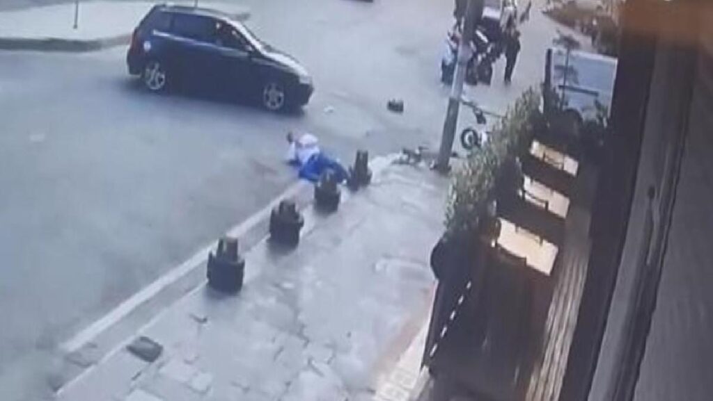 Arnavutköy’de motosiklet şoförü arabayla çarpıştı