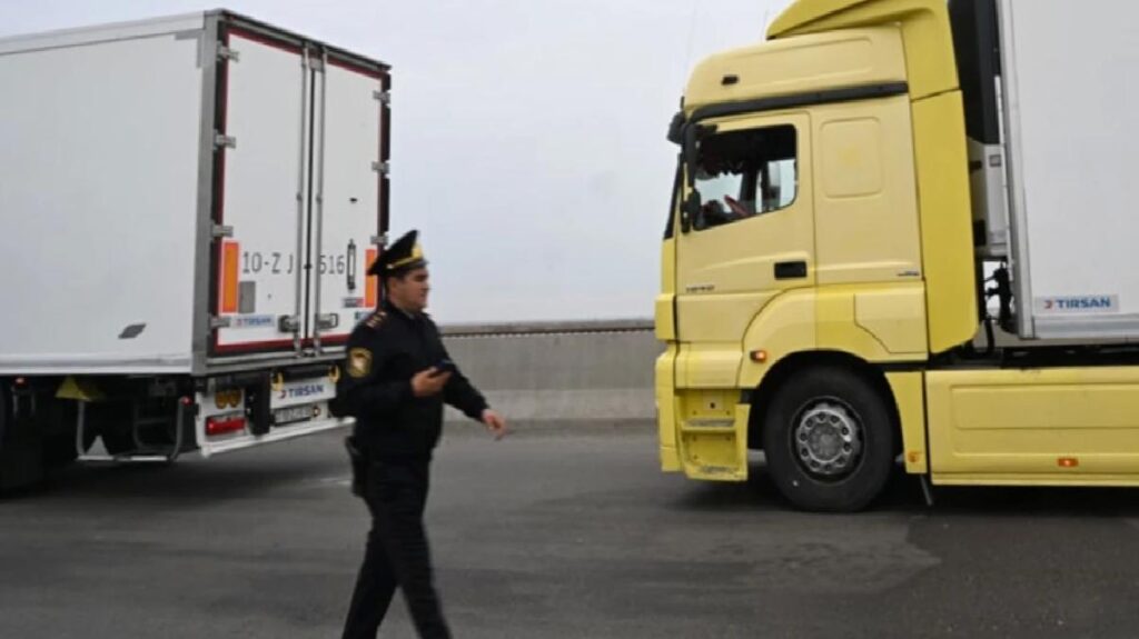 Azerbaycan’ın Karabağ’daki Ermenilere gönderdiği insani yardım yola çıktı