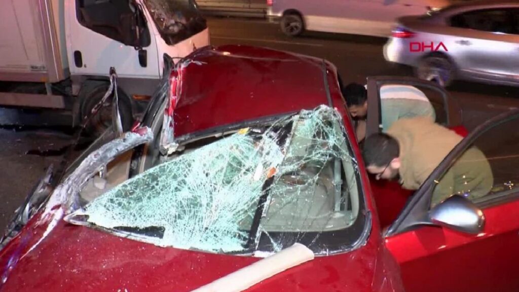 Bakırköy’de araba kamyonete ve elektrik direğine çarptı