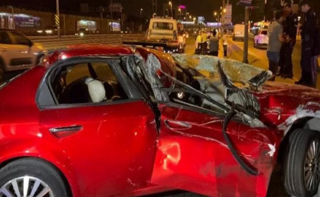 Bakırköy’de araba kamyonete ve elektrik direğine çarptı