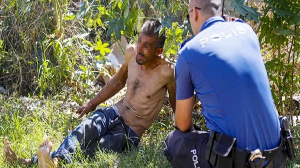 Belediye görevlisinin, “Git buradan” dediği adam kendini salıncağa bağladı