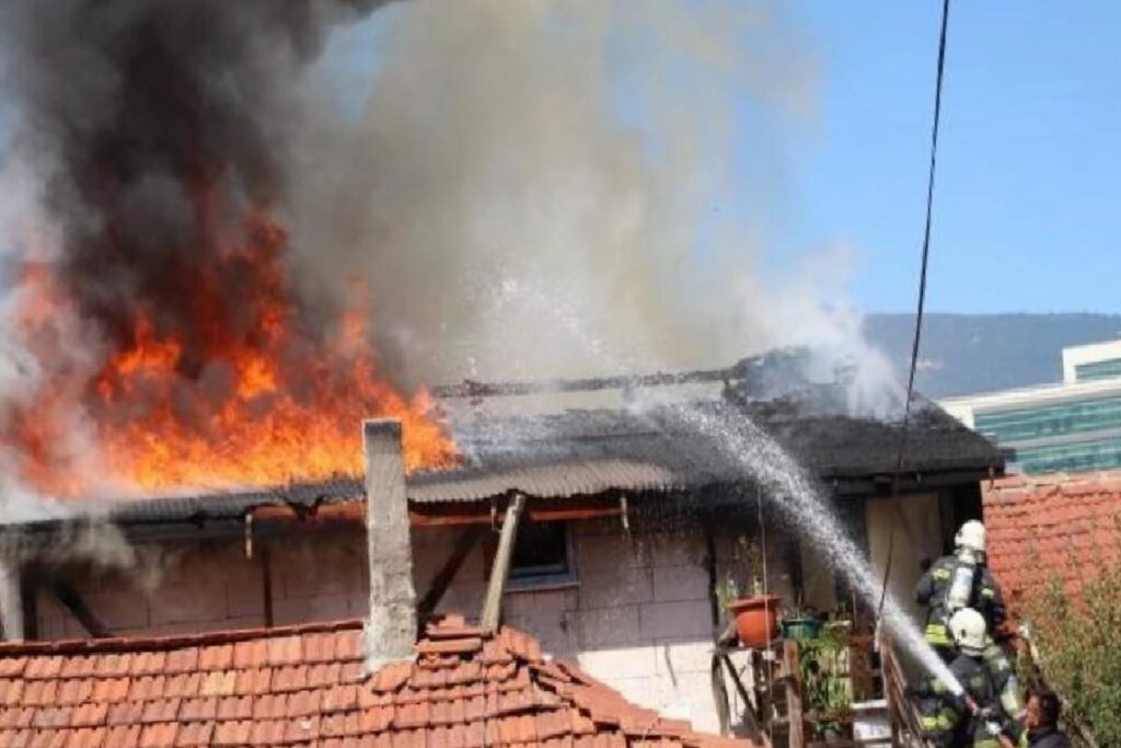 Bolu’da bir bayan eşi ve kayınvalidesine kızdı hudut krizi geçirip meskeni ateşe verdi