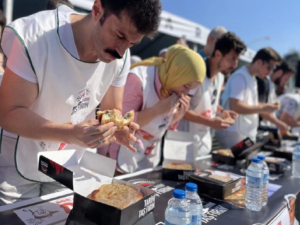 Bursa Gastronomi Şenliği’nde Tahanlı Pide Yeme Müsabakası