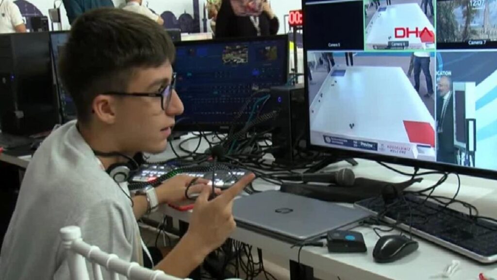 BURSA-‘ULUSLARARASI MEB ROBOT YARIŞI’NIN CANLI YAYININI DEMİRÖREN MEDYA LİSESİ ÖĞRENCİLERİ YAPTI