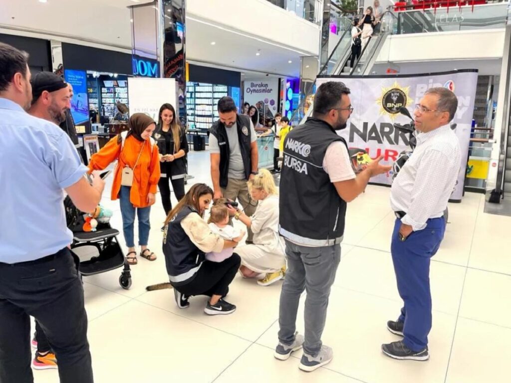 Bursa Vilayet Emniyet Müdürlüğü Vatandaşlara Uyuşturucuyla Uğraşta Bilgilendirme Yaptı