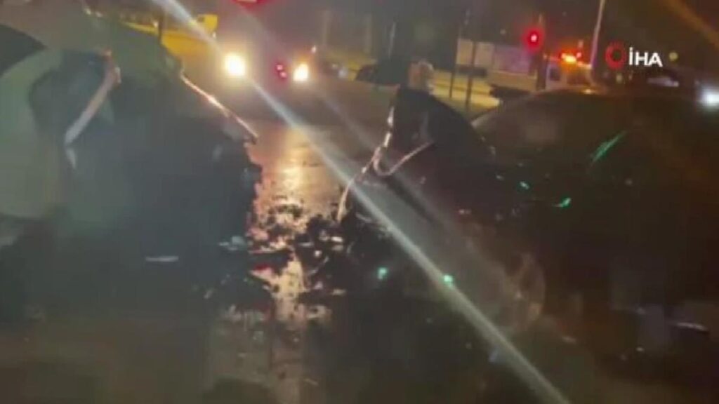 Bursa’da 2 araç baş başa çarpıştı: 1’i ağır 2 yaralı