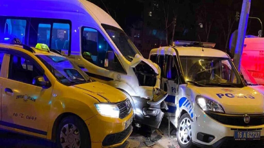 Bursa’da 3 aracın karıştığı kazada 3’ü polis 6 kişi yaralandı