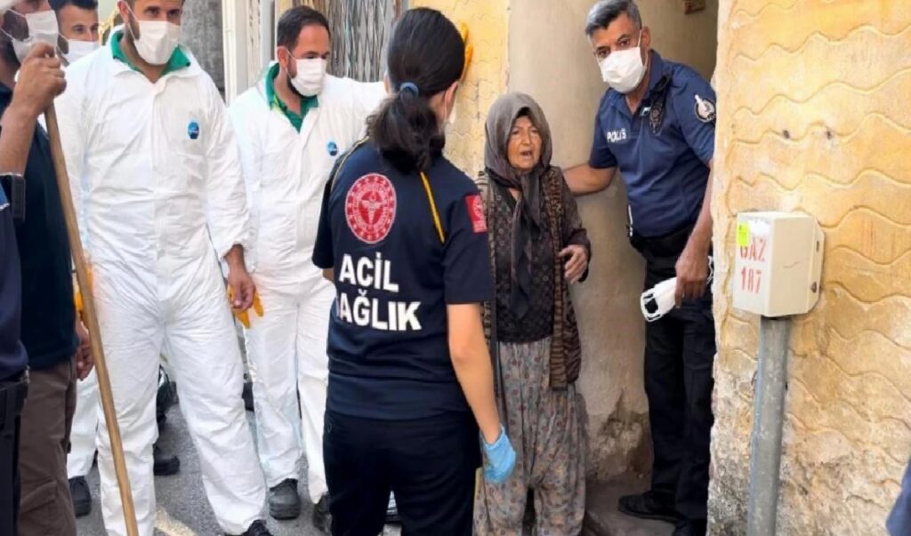 Bursa’da 70 Yaşındaki Bayanın Konutundan Kamyon Kamyon Çöp Çıktı