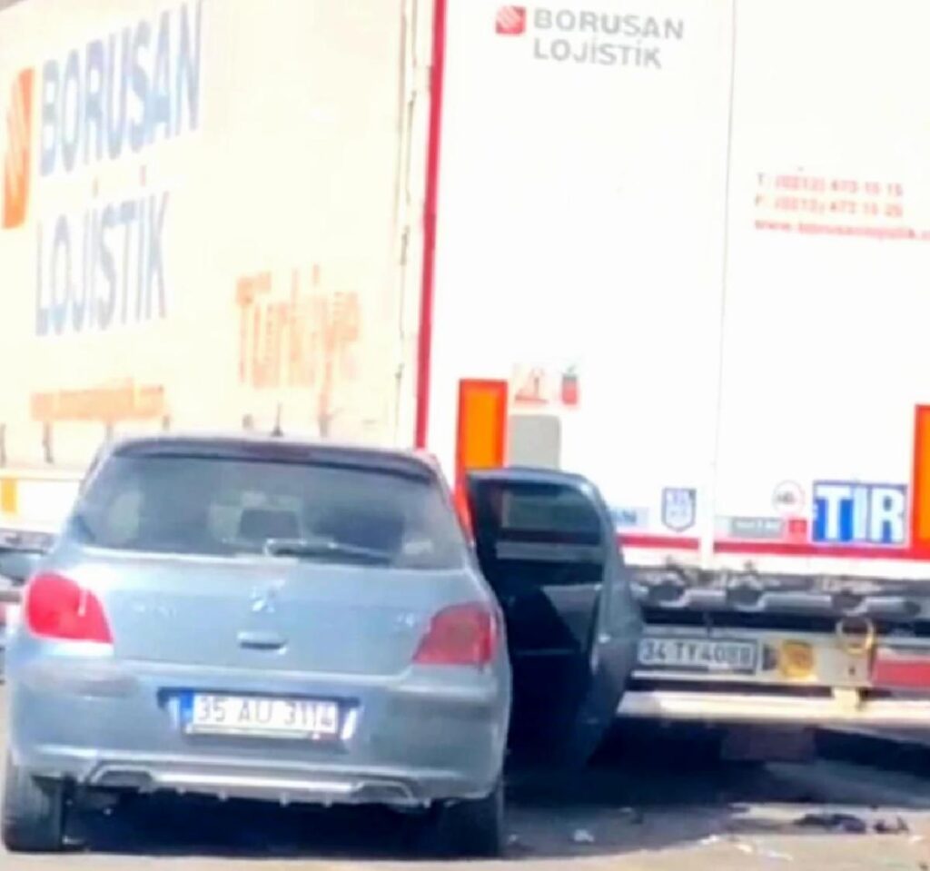 Bursa’da Araba Tıra Çarptı: Şoför Ağır Yaralandı