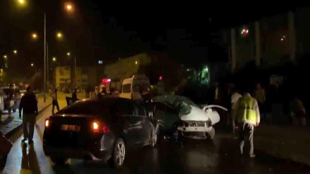 Bursa’da Baş Başa Çarpışan Araçlarda 2 Yaralı