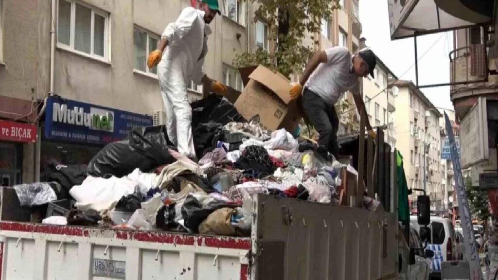 Bursa’da Bayanın Konutundan Kamyon Kamyon Çöp Çıktı