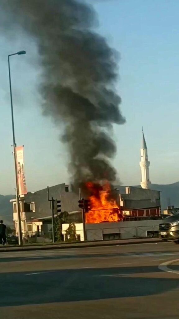 Bursa’da bir konutun çatısında çıkan yangın dehşet dolu anlar yaşattı
