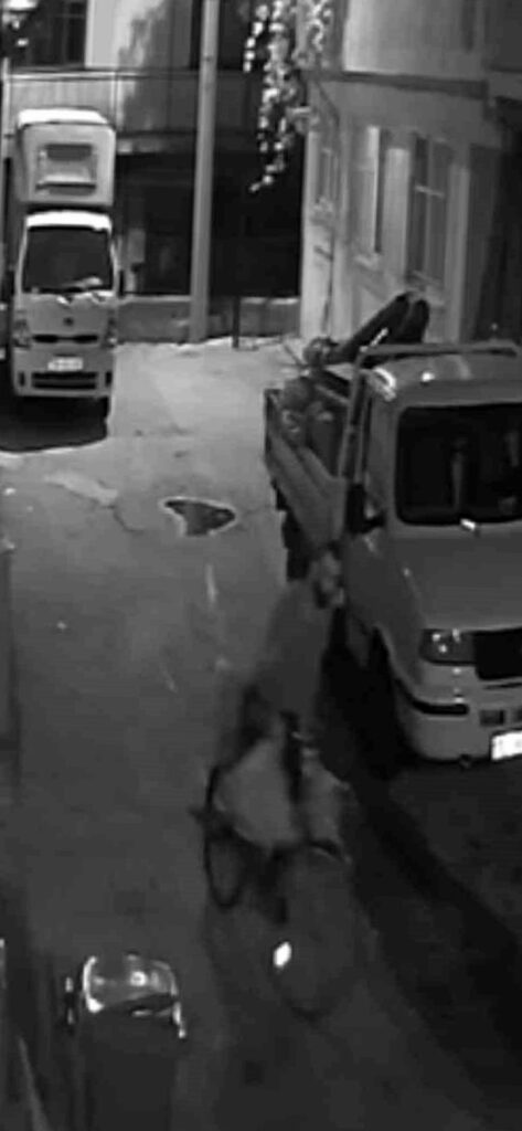 Bursa’da Bisikletli Hırsız Kamyonetin Kasasından Gereç Çaldı